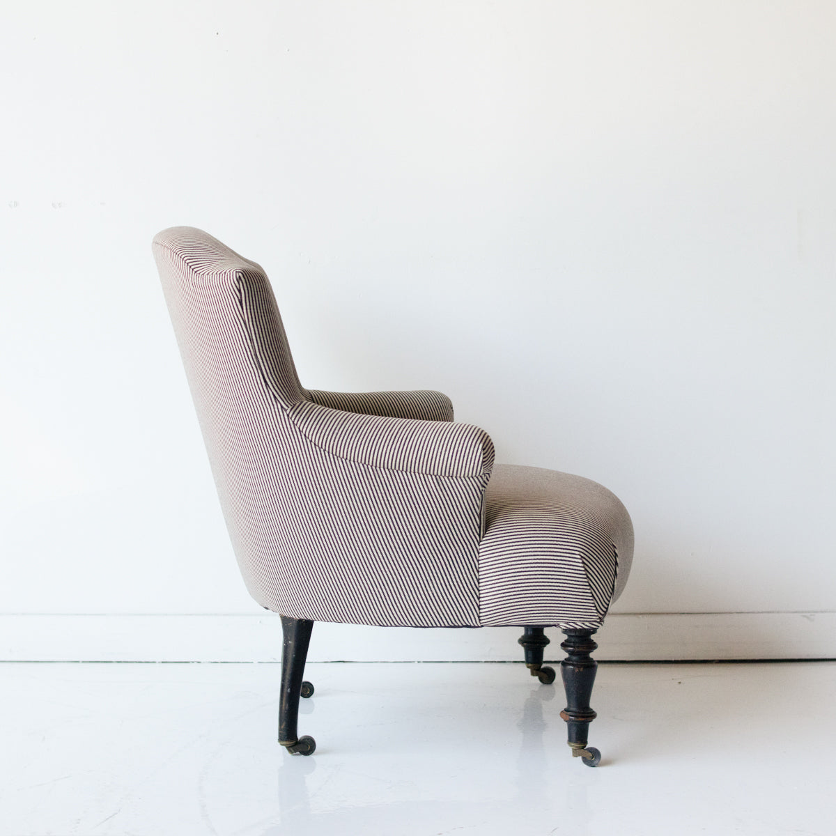Petite chaise rayée rembourrée