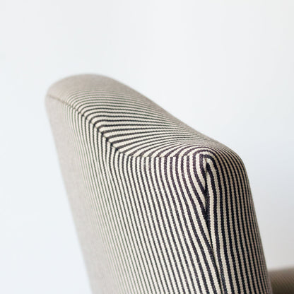 Petite chaise rayée rembourrée