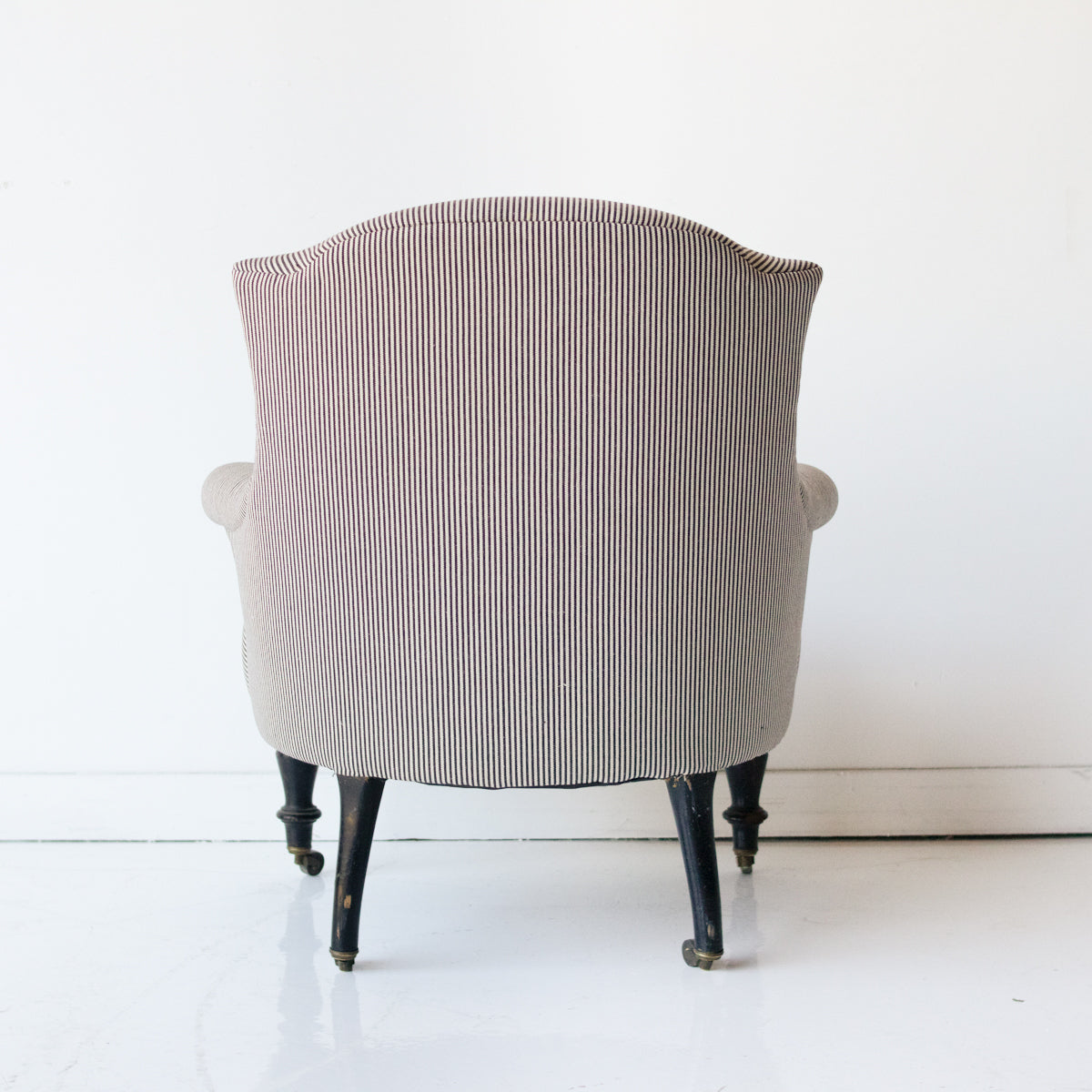 Petite chaise rayée rembourrée