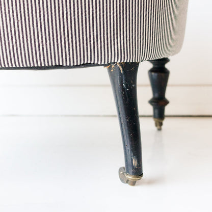 Petite chaise rayée rembourrée
