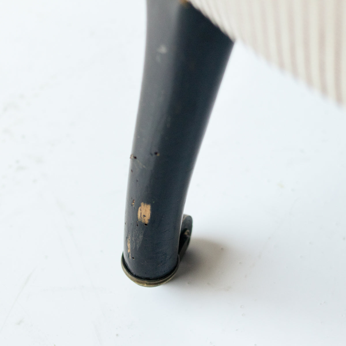 Petite chaise rayée rembourrée
