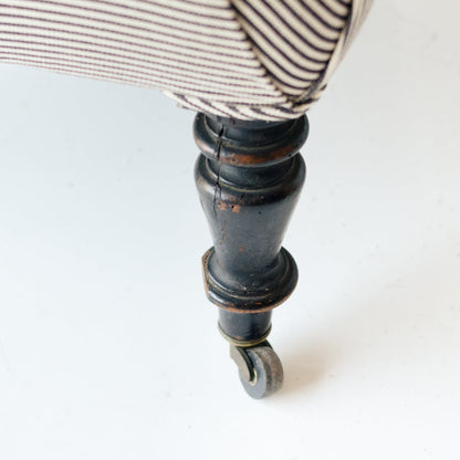 Petite chaise rayée rembourrée