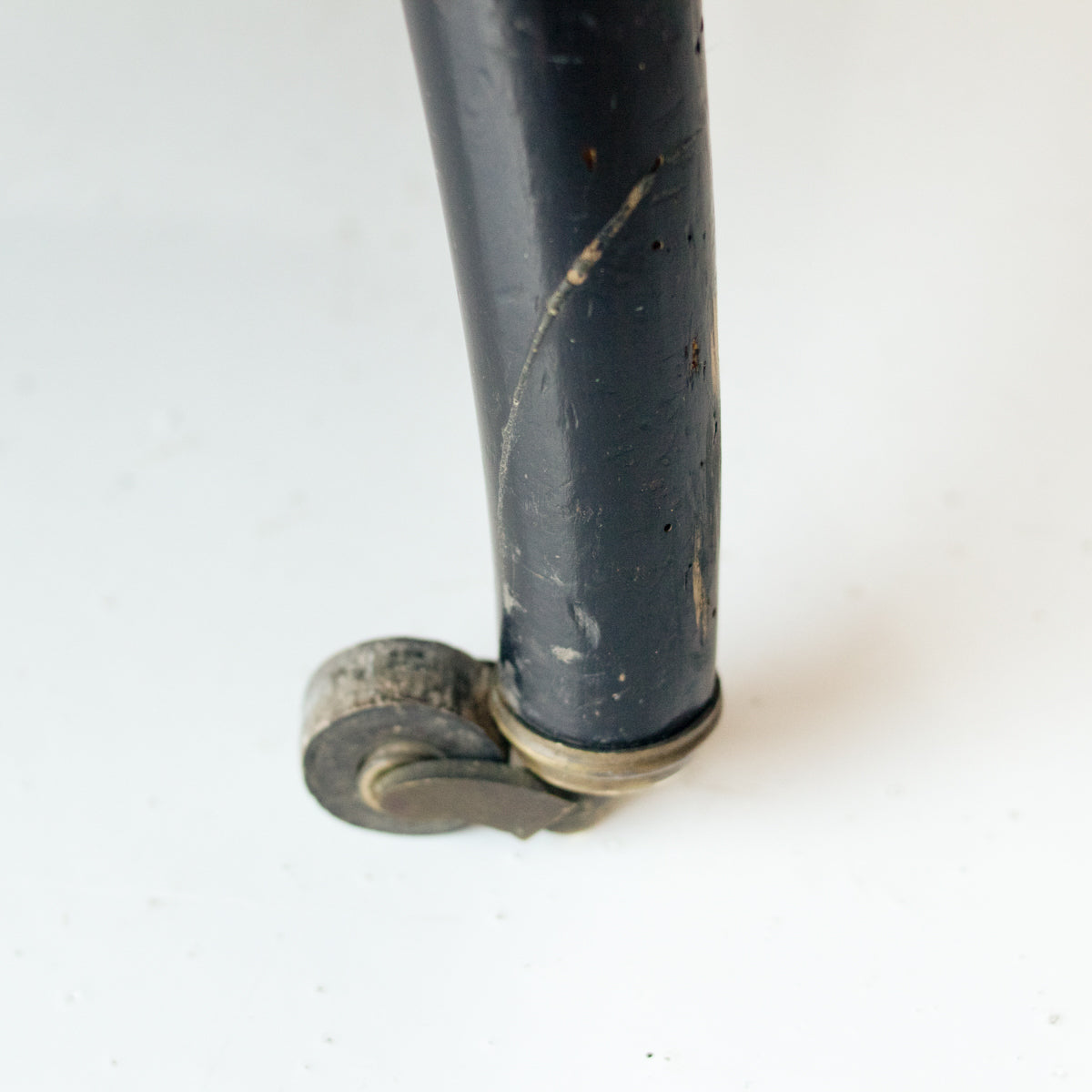 Petite chaise rayée rembourrée