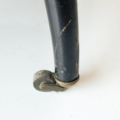 Petite chaise rayée rembourrée
