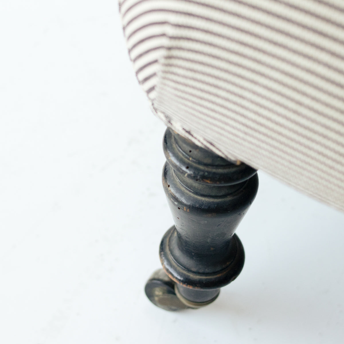 Petite chaise rayée rembourrée