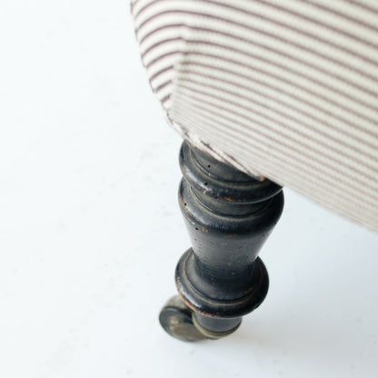 Petite chaise rayée rembourrée