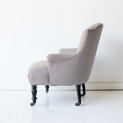 Petite chaise rayée rembourrée