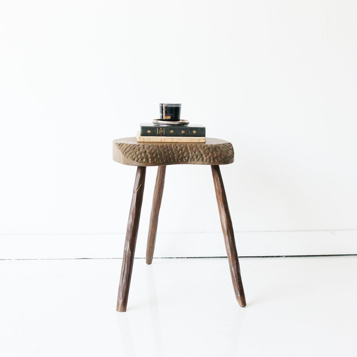 Tabouret tripode sculpté à la main