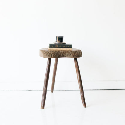 Tabouret tripode sculpté à la main