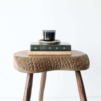 Tabouret tripode sculpté à la main