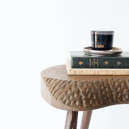 Tabouret tripode sculpté à la main