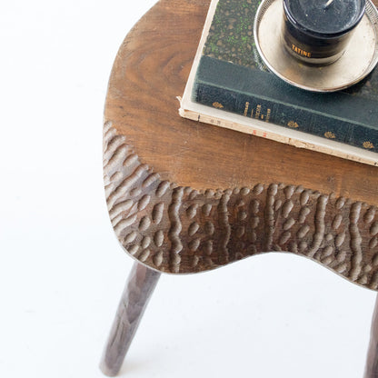 Tabouret tripode sculpté à la main