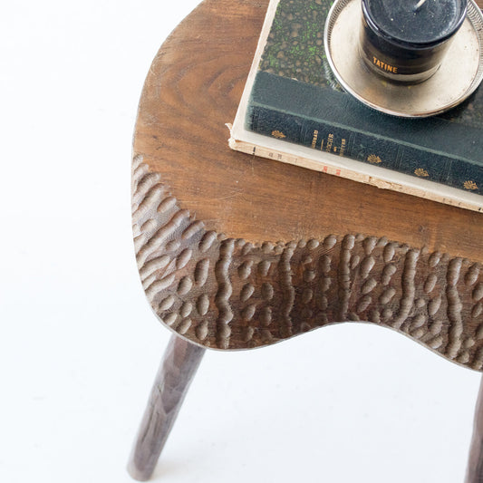 Tabouret tripode sculpté à la main