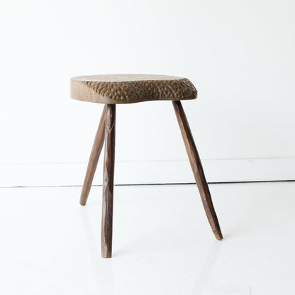 Tabouret tripode sculpté à la main
