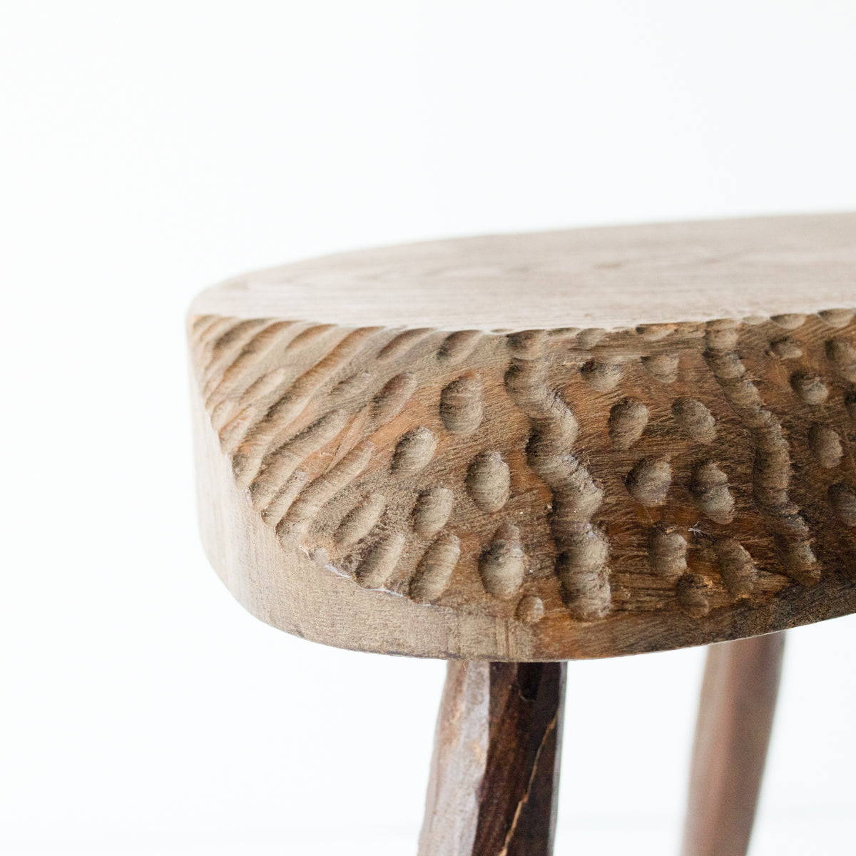 Tabouret tripode sculpté à la main