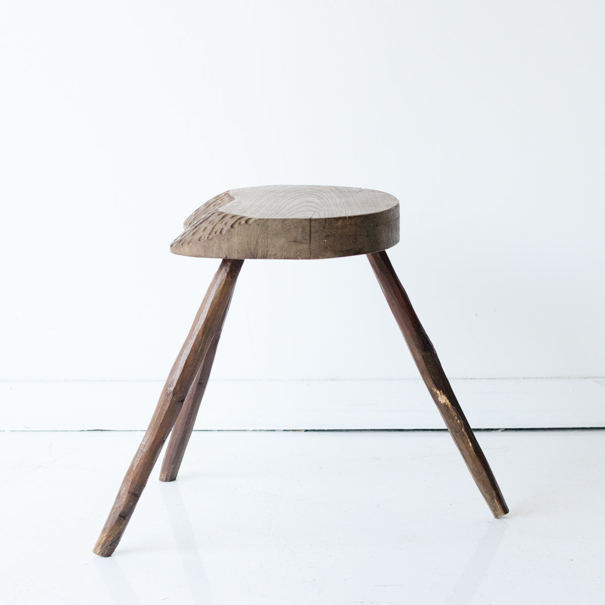 Tabouret tripode sculpté à la main