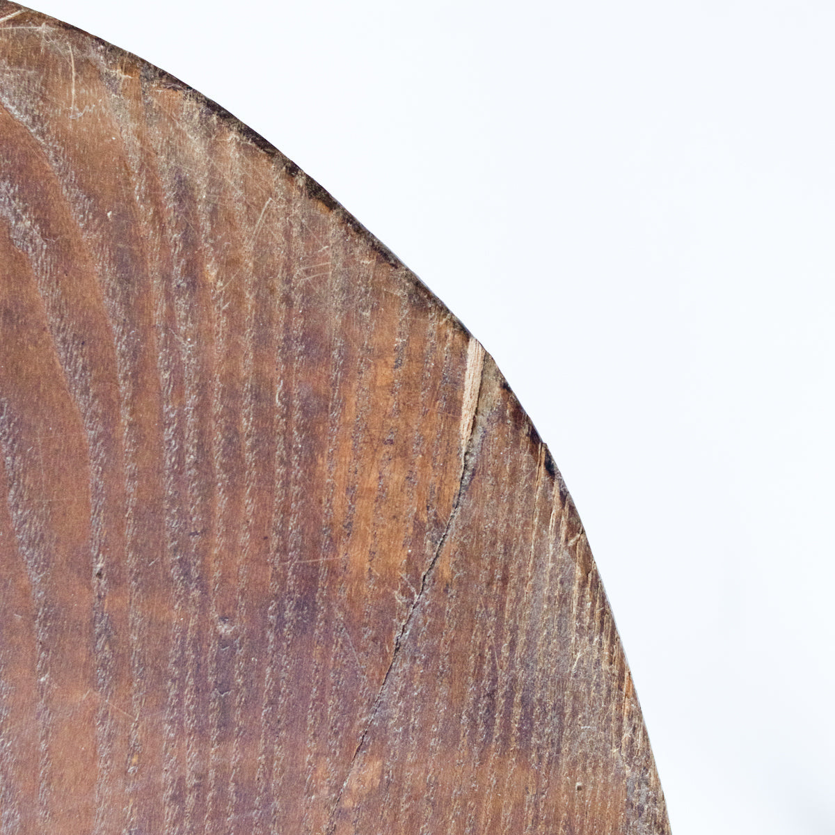 Tabouret tripode sculpté à la main