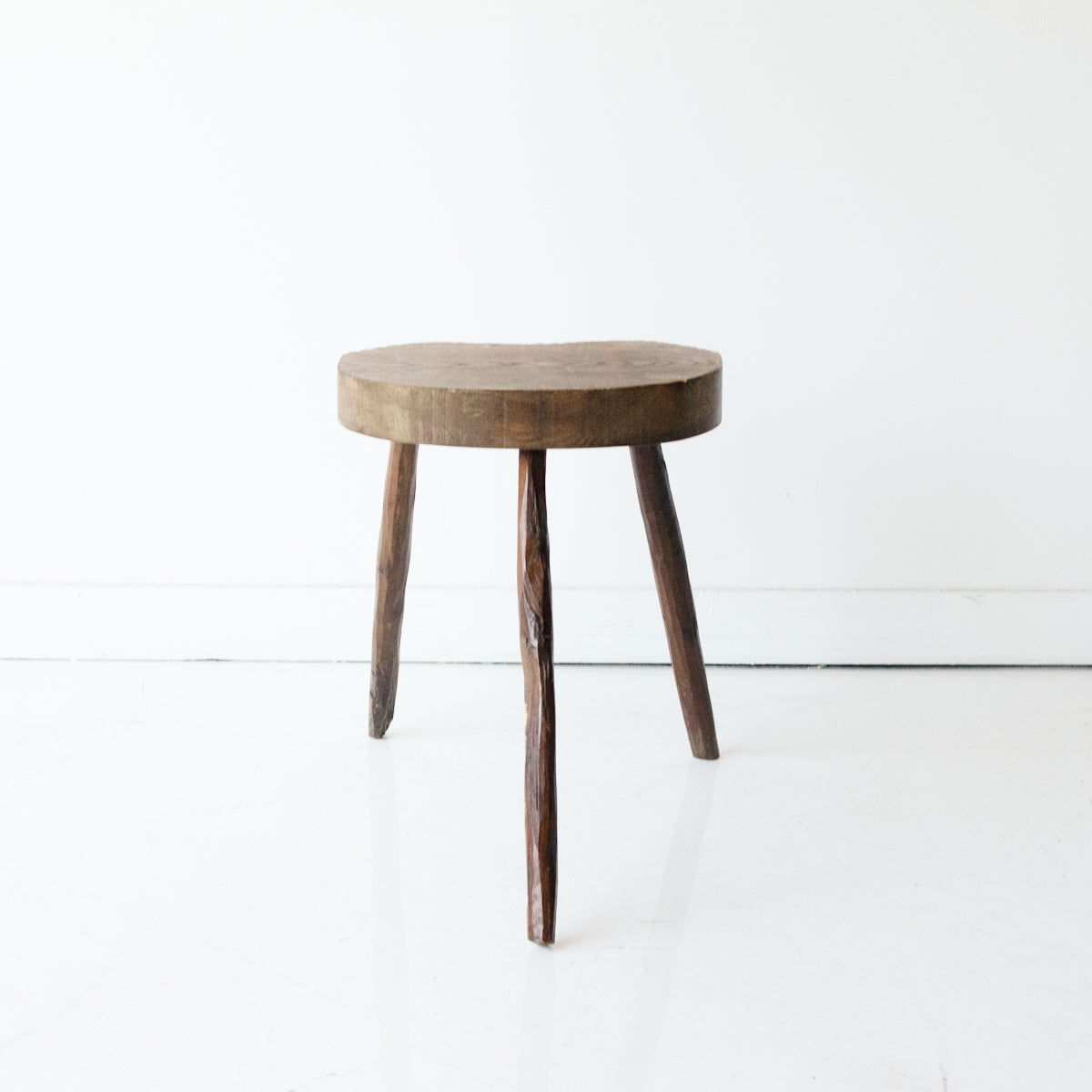 Tabouret tripode sculpté à la main