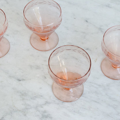 Ensemble de 4 coupes en verre rose gravé