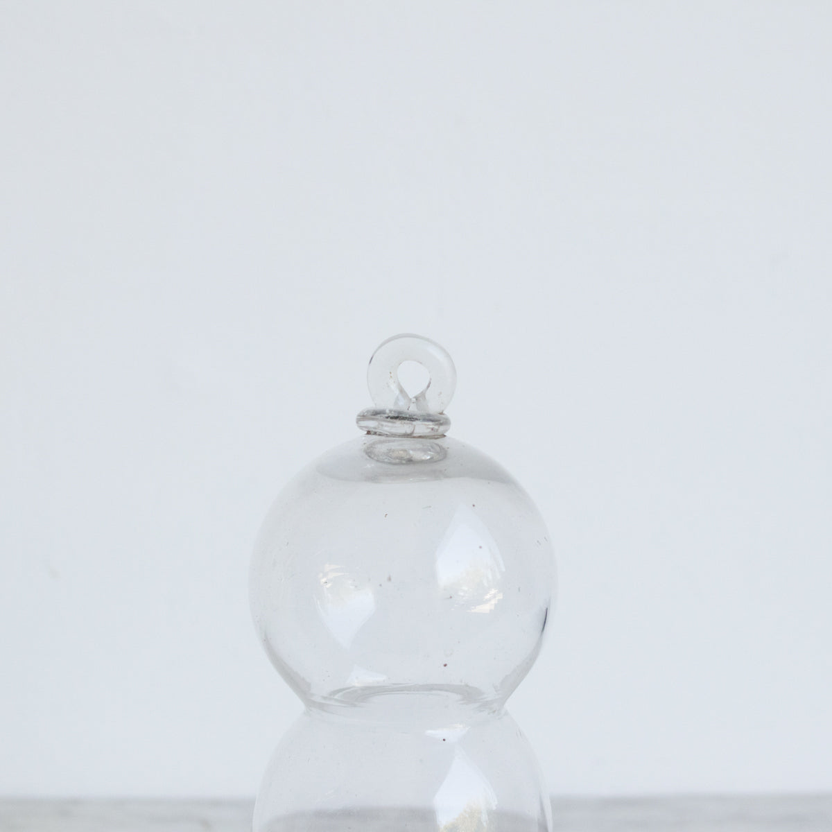 Cloche en verre avec dessous de verre en argent