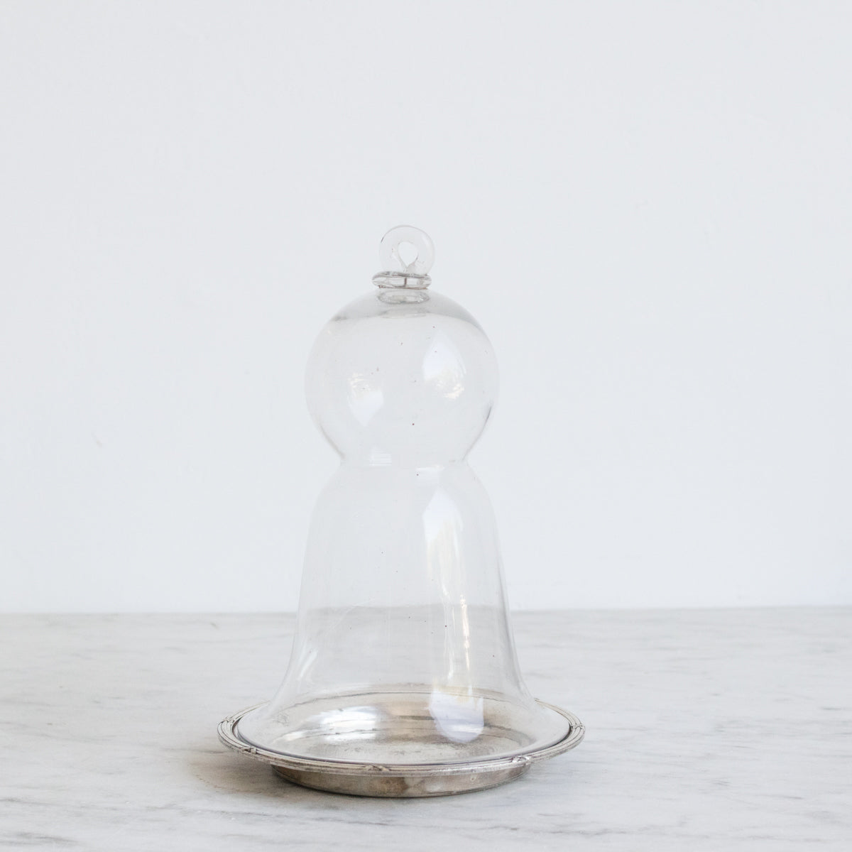 Cloche en verre avec dessous de verre en argent