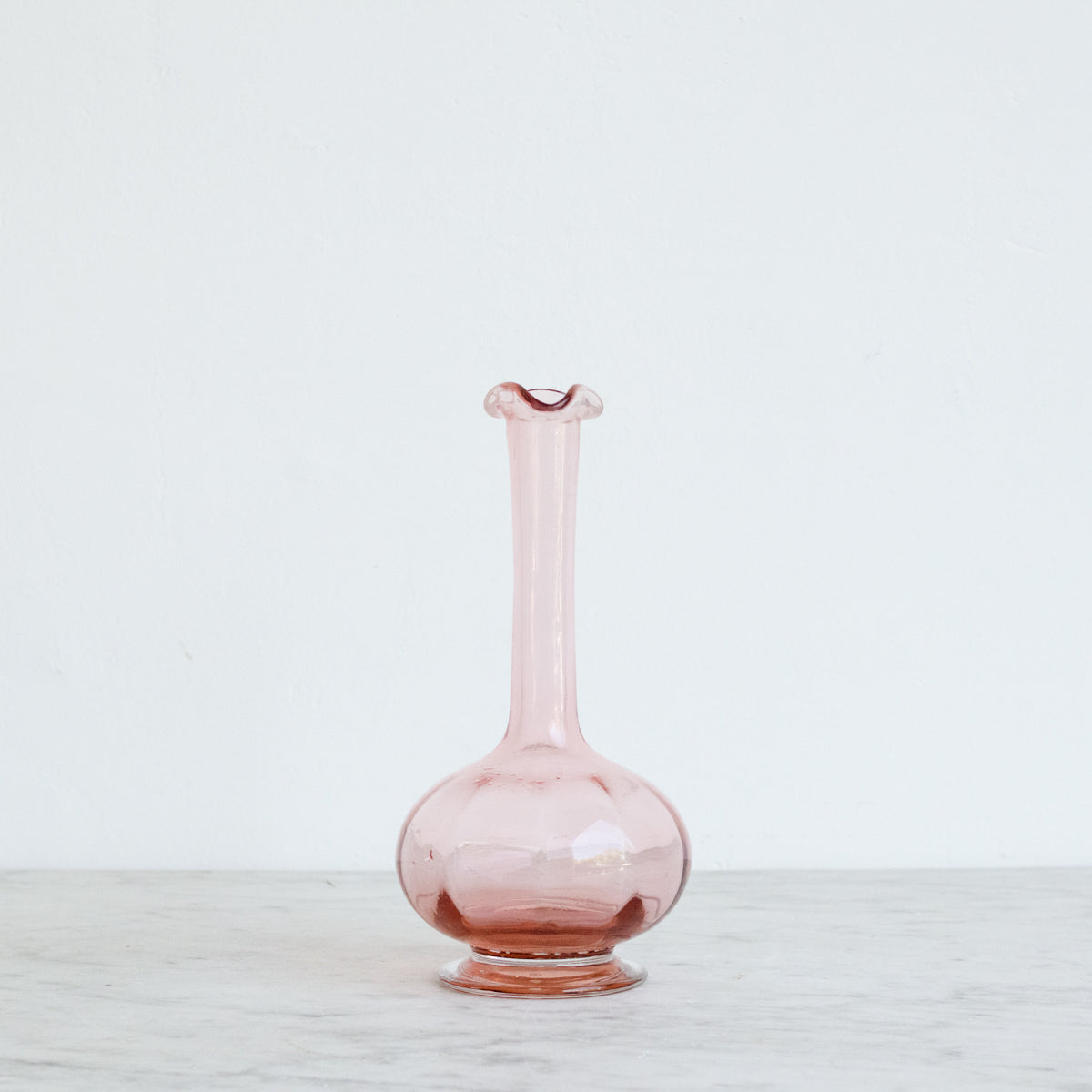 Carafe en verre rose