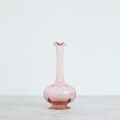 Carafe en verre rose