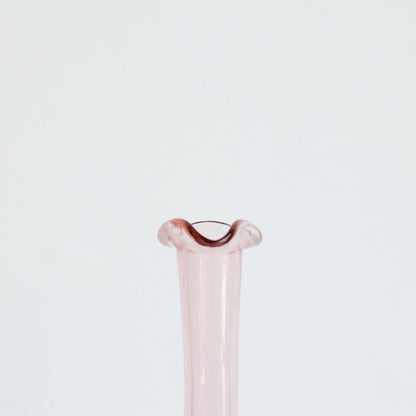 Carafe en verre rose