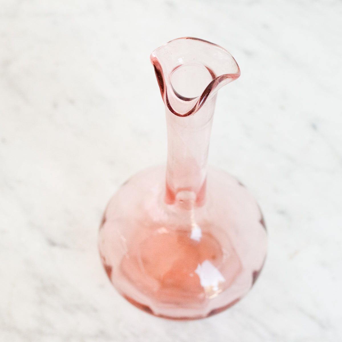 Carafe en verre rose