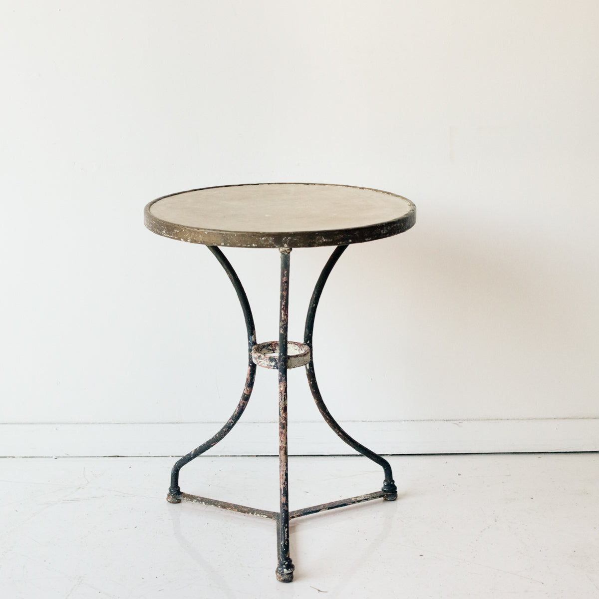 Table de bistrot parisienne antique