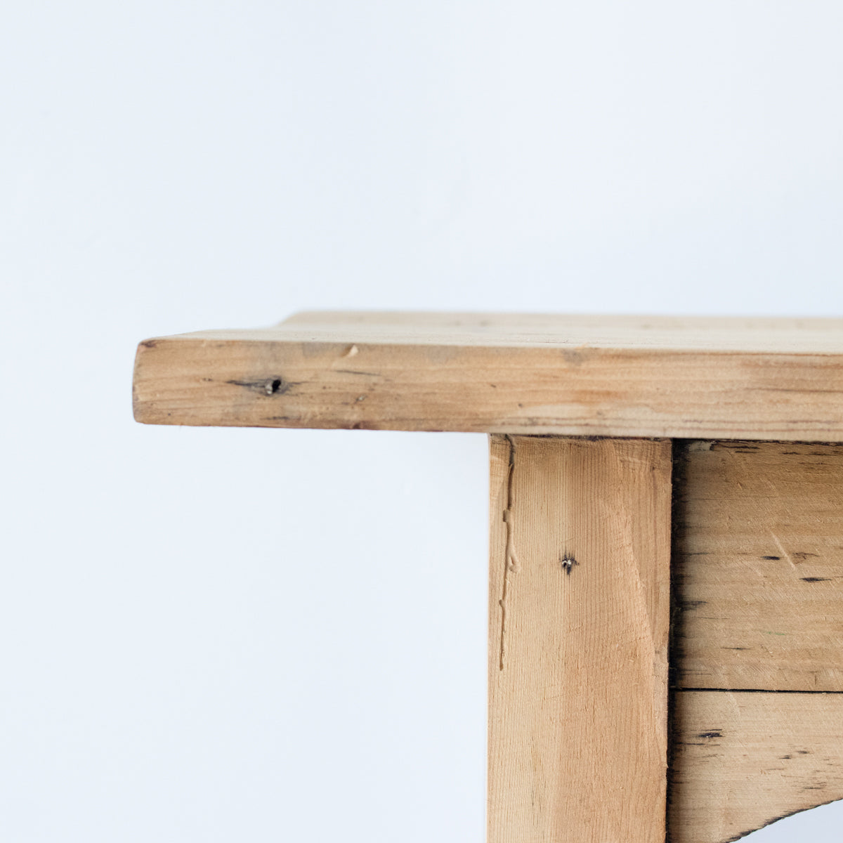 Table de chevet en bois brut