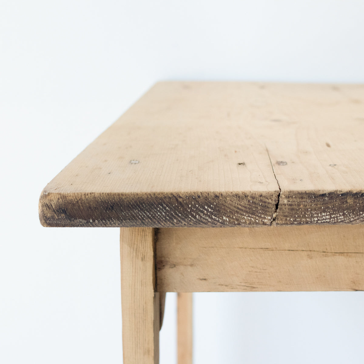 Table de chevet en bois brut