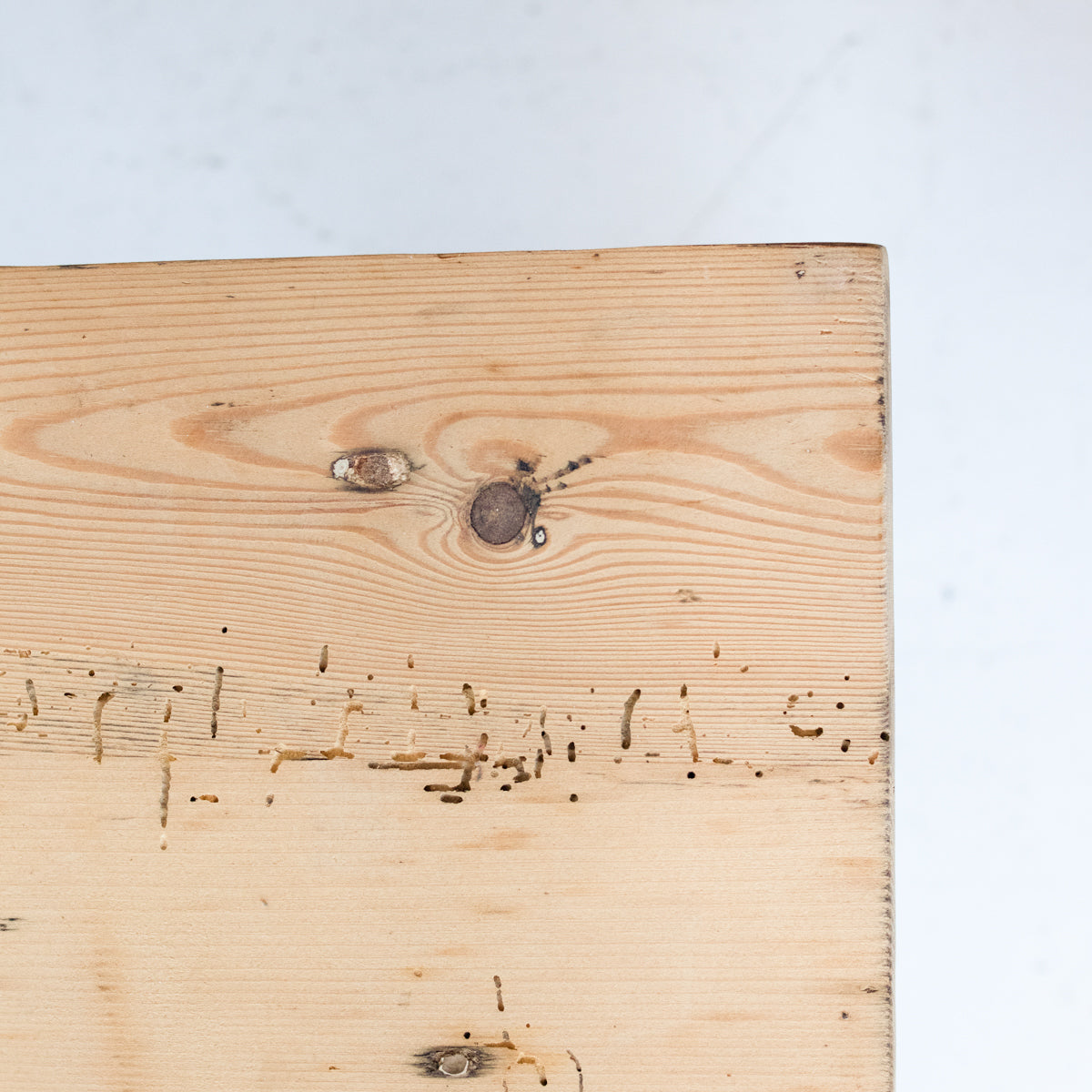 Table de chevet en bois brut