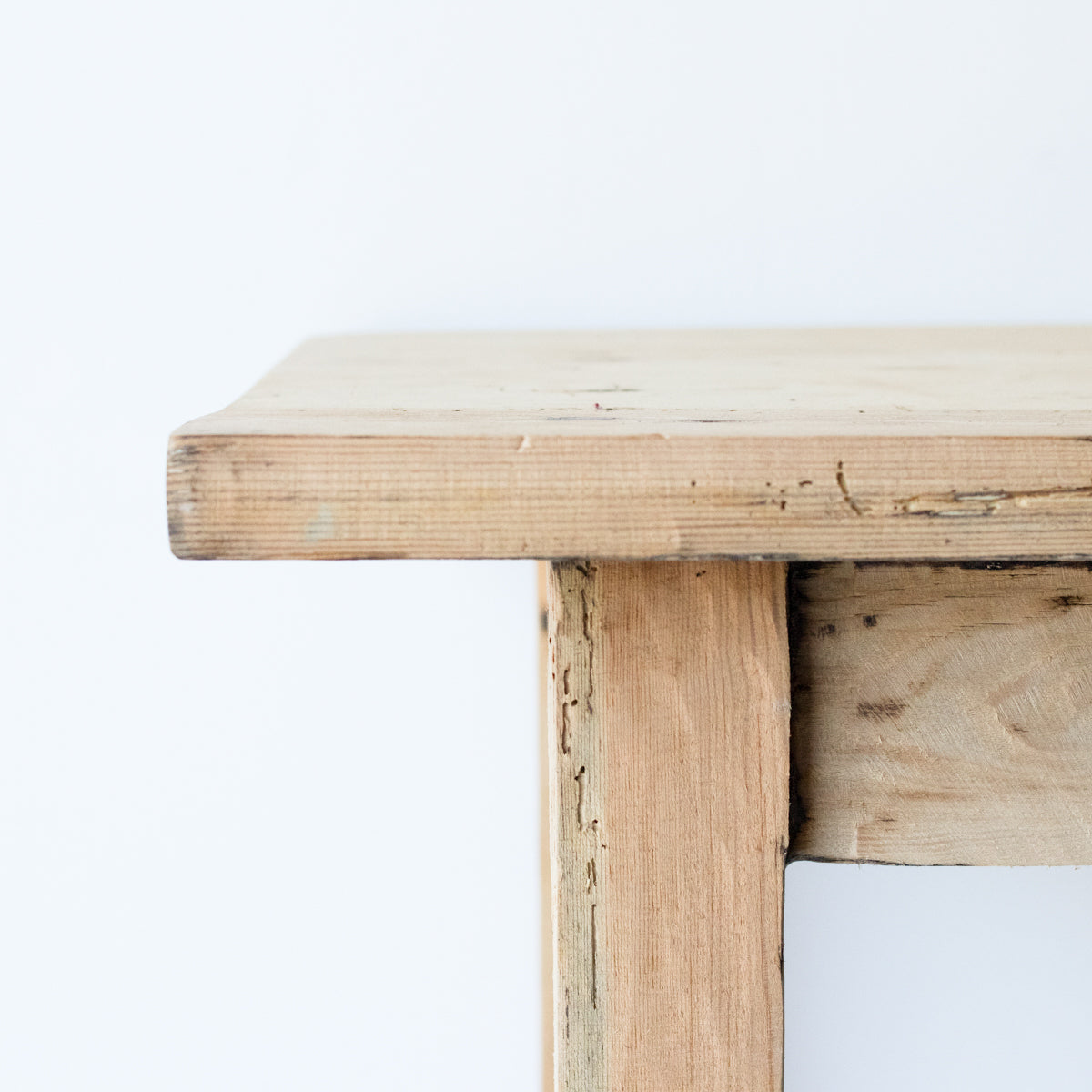 Table de chevet en bois brut
