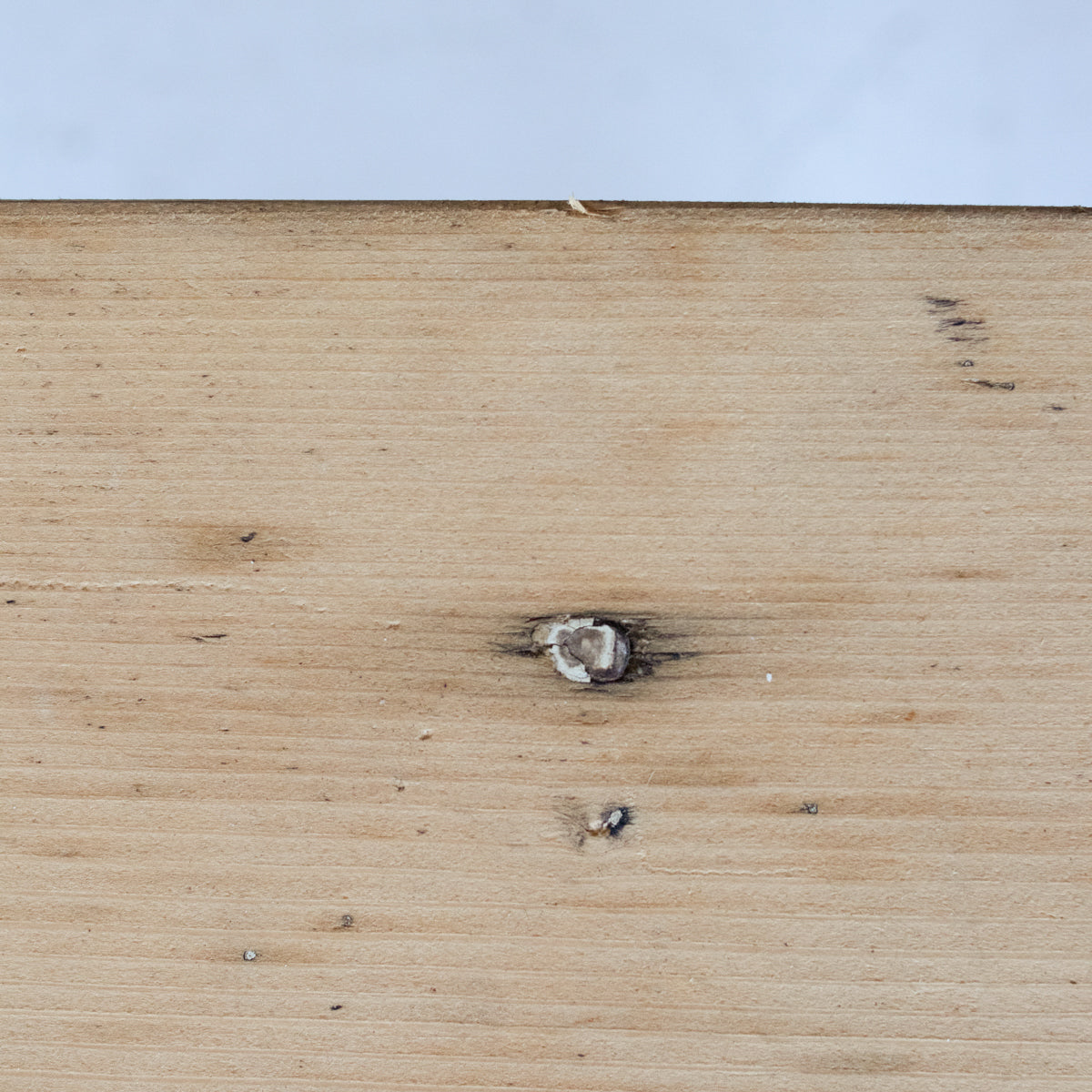 Table de chevet en bois brut