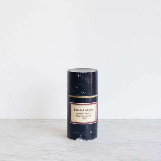 Bouteille d'eau de Cologne avec boîte
