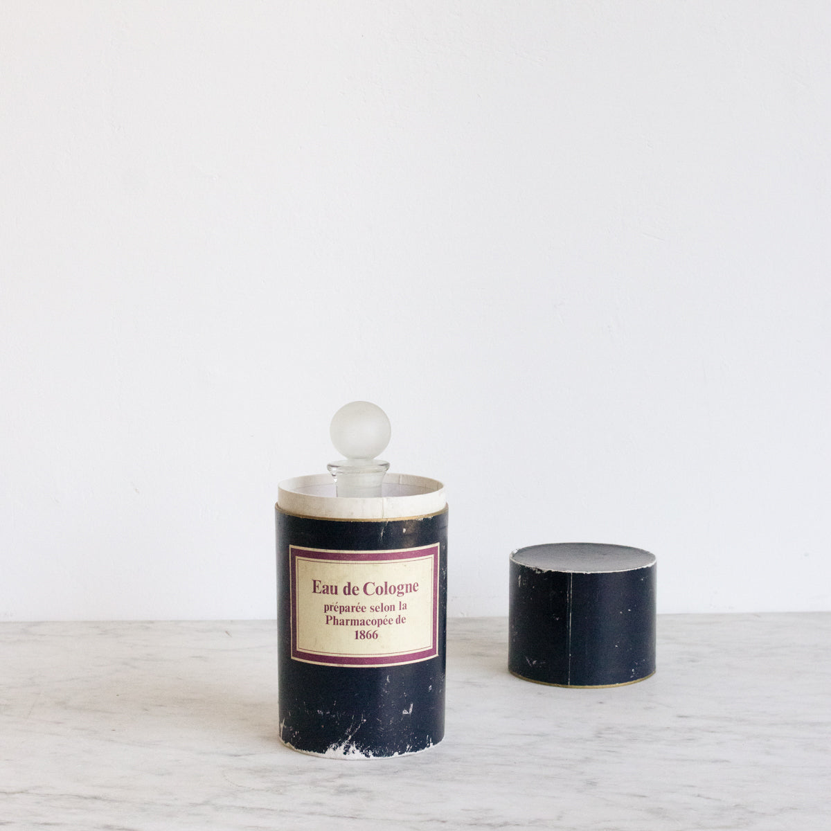 Bouteille d'eau de Cologne avec boîte