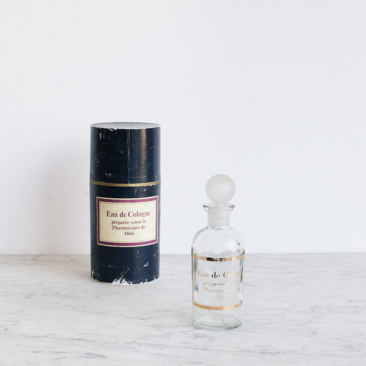Bouteille d'eau de Cologne avec boîte