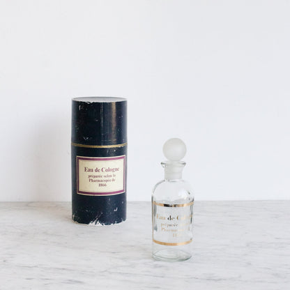 Bouteille d'eau de Cologne avec boîte