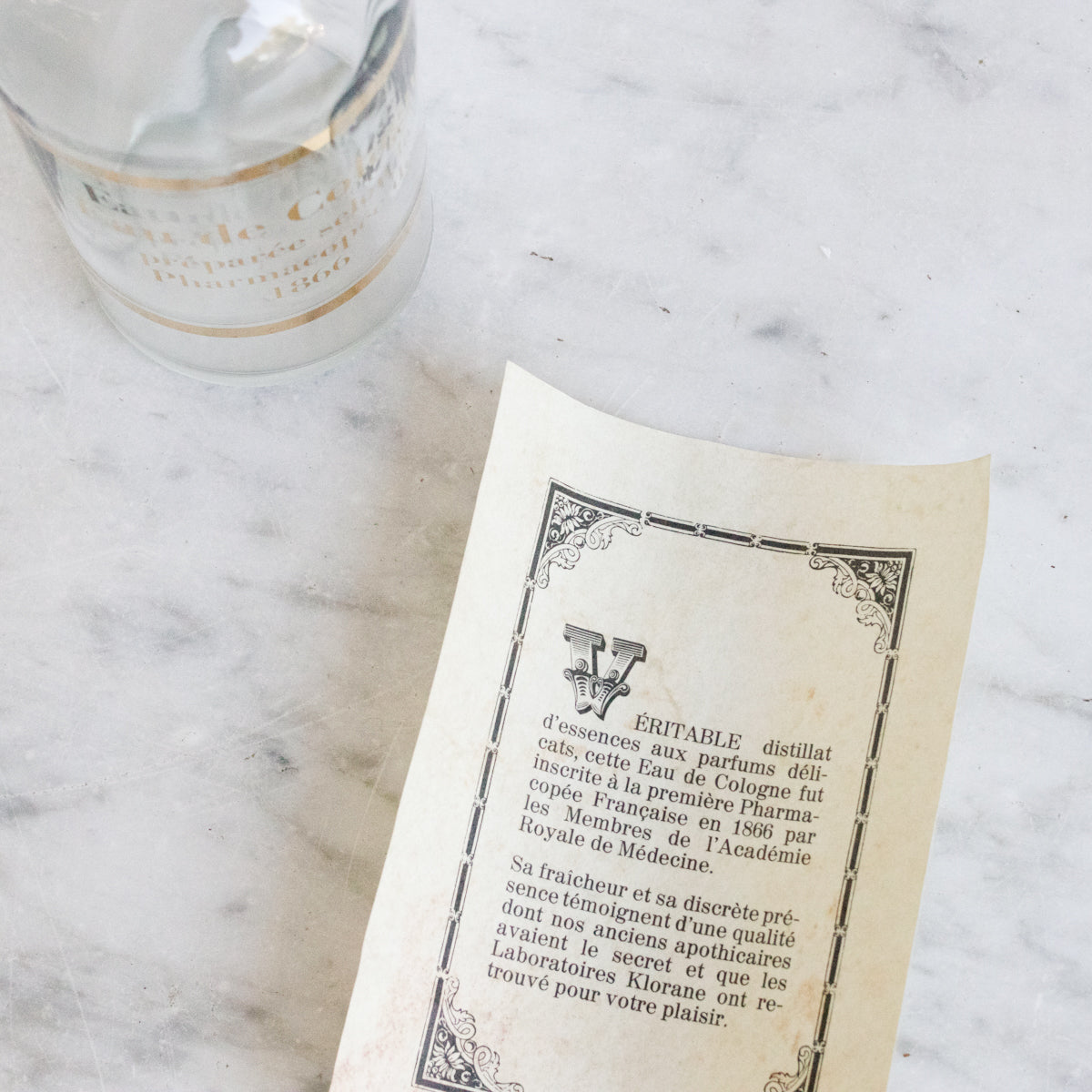 Bouteille d'eau de Cologne avec boîte