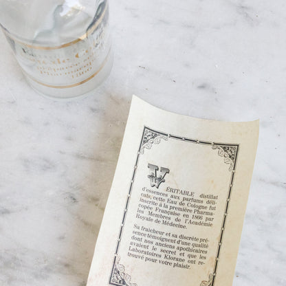 Bouteille d'eau de Cologne avec boîte
