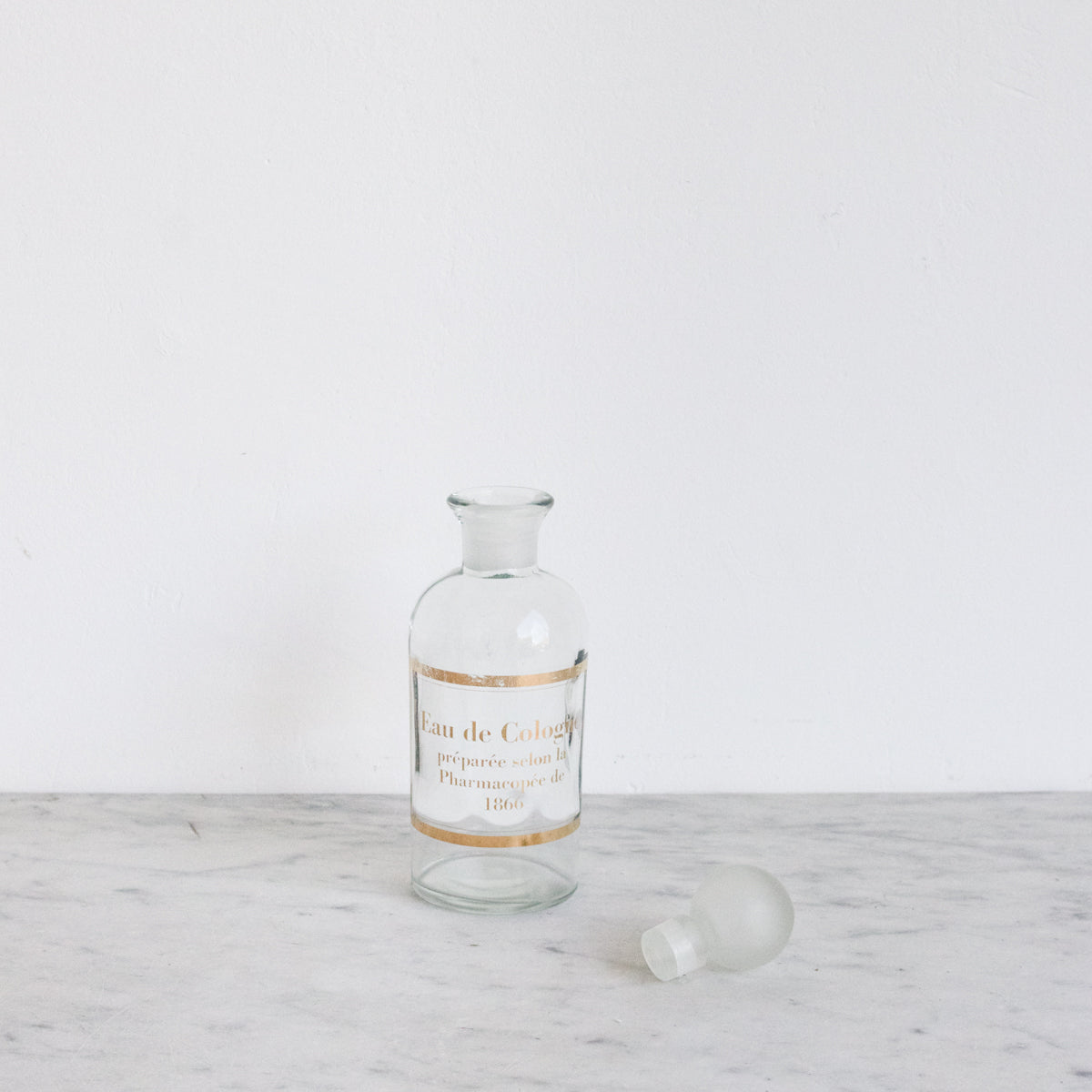 Bouteille d'eau de Cologne avec boîte