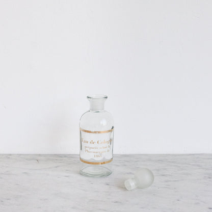 Bouteille d'eau de Cologne avec boîte