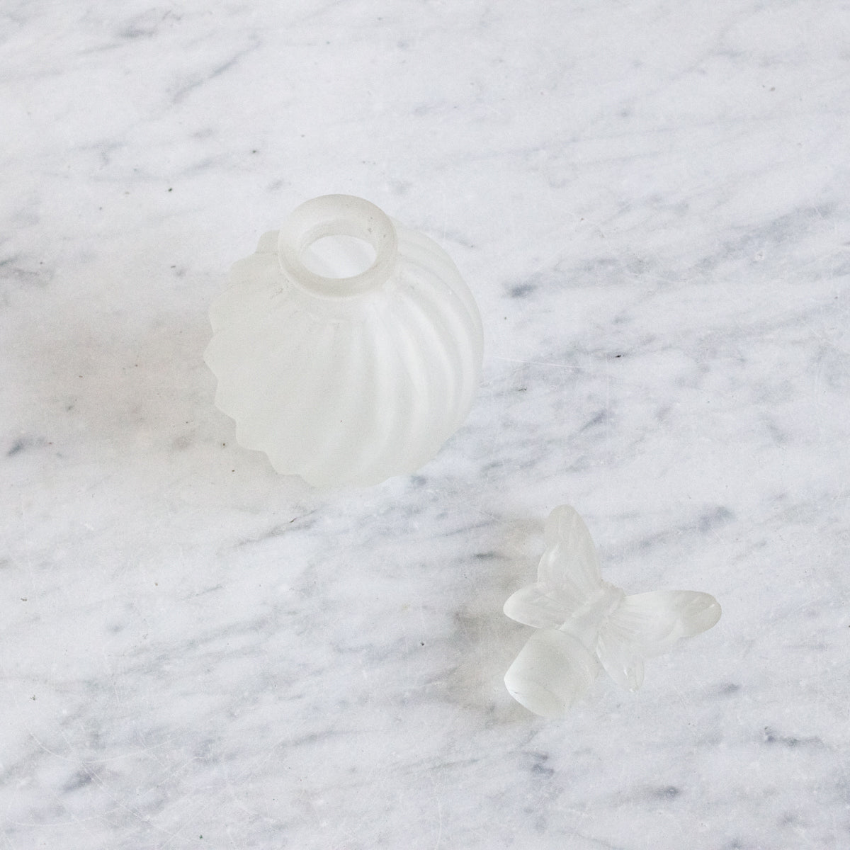 Paire de flacons de toilette en verre dépoli avec papillons