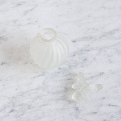 Paire de flacons de toilette en verre dépoli avec papillons