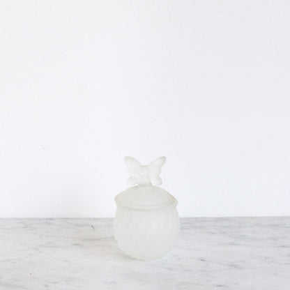 Paire de flacons de toilette en verre dépoli avec papillons