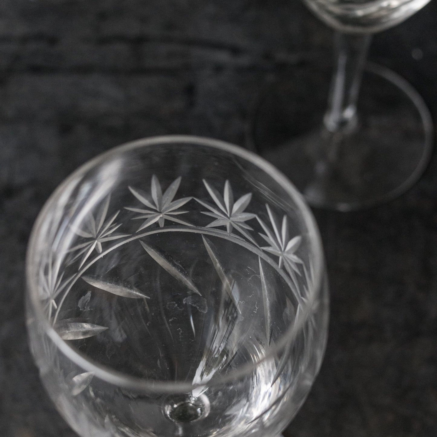 Ensemble de 4 verres à vin en cristal taillé