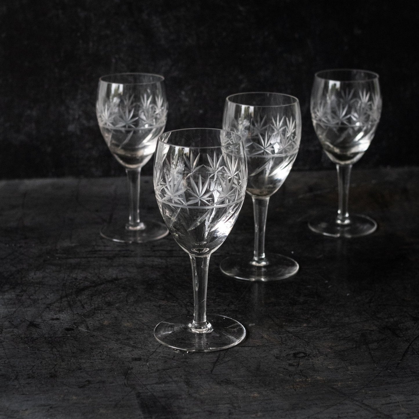 Ensemble de 4 verres à vin en cristal taillé