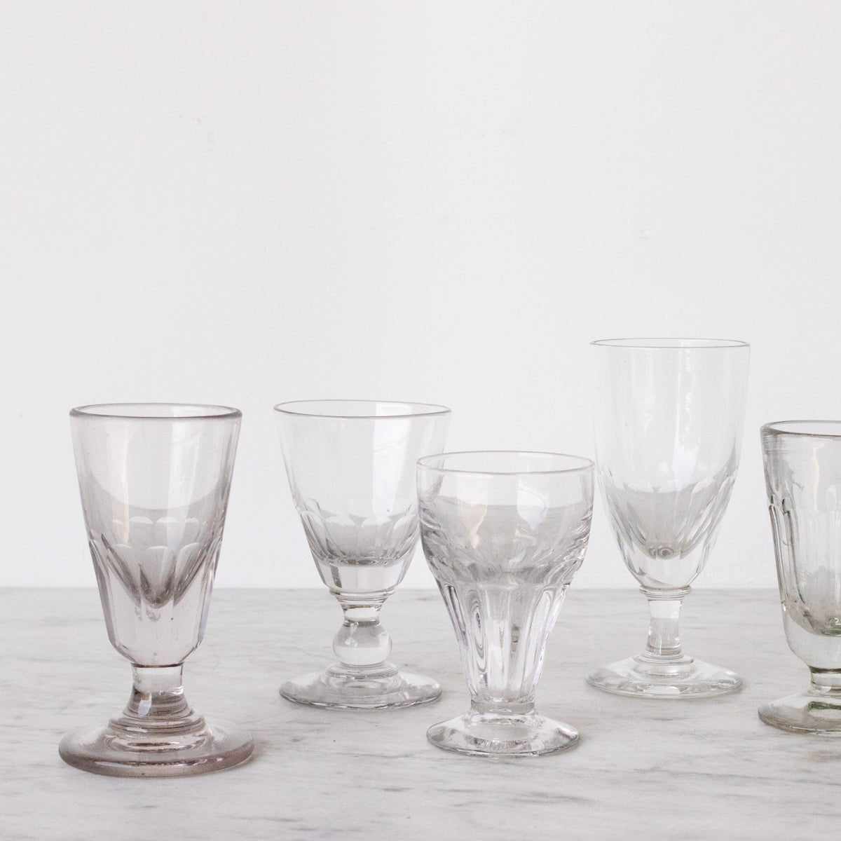 Paire éclectique de verres à absinthe anciens en verre taillé