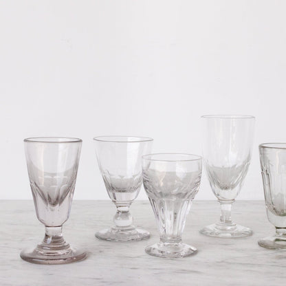 Paire éclectique de verres à absinthe anciens en verre taillé